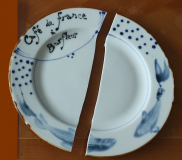 Assiette en porcelaine avant restauration