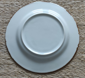 Assiette en porcelaine après restauration