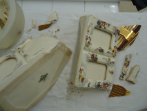 Cache-pot Cadre photo en faience de Sarreguemines Décor Lavallière accidenté