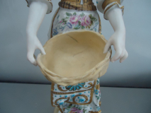 Personnage en biscuit de porcelaine après restauration