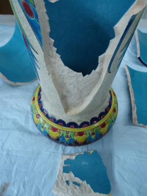 Vase en émaux de Sarreguemines après décollage et traitements de nettoyages en douceur pour ne pas abimer la glasure restante de l'interieur du vase au niveau du manque de faience
